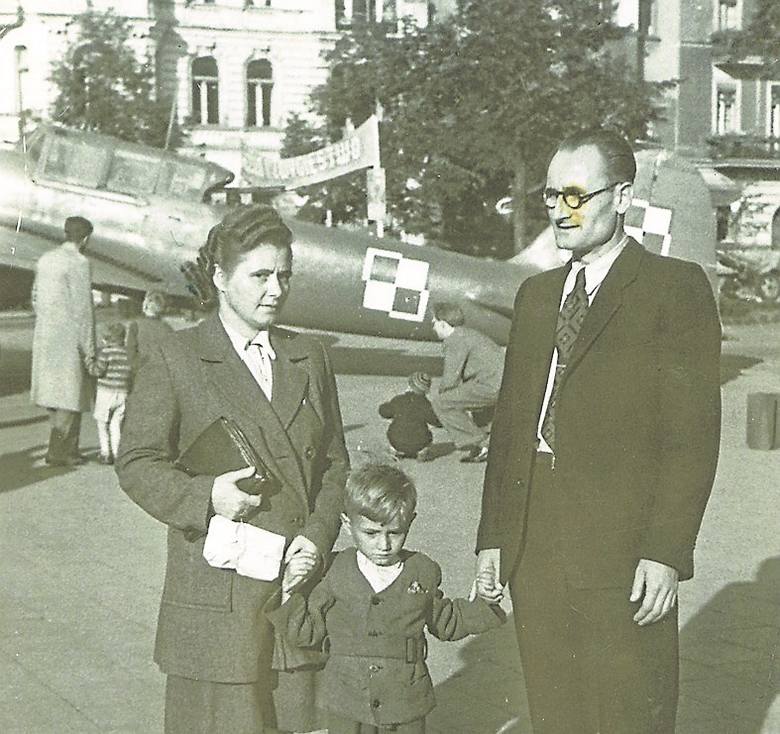 Plac Wolności, 1946  r.  - Z okazji obchodów Dnia Zwycięstwa na placu Wolności ustawiono radziecki samolot szturmowy Ił 2 . Na jego tle sfotografowali się  moi rodzice - Edmund i Helena oraz brat Ryszard - wspomina Włodzimierz Grobelniak.