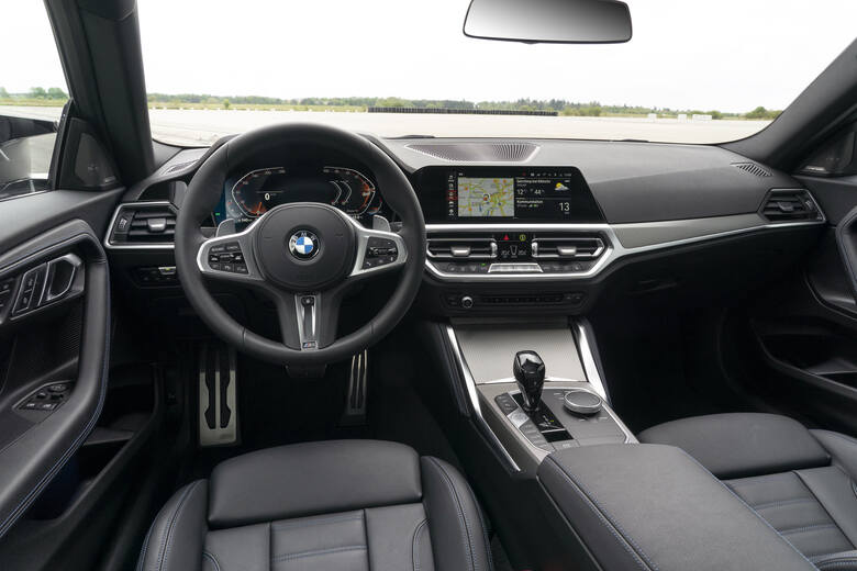 BMW serii 2 Coupé Charakterystyczny wygląd, 6‑cylindrowy rzędowy silnik benzynowy w najwyższej wersji, napęd tylny oraz elementy układu jezdnego przejęte
