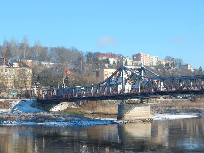 110-letni most w Krośnie Odrz. to pierwsza przeprawa nad Odrą od granicy z Niemcami. Jest coraz bardziej obciążony, dziennie przejeżdża tędy po kilkanaście tysięcy aut. Następny most jest dopiero w Cigacicach. 