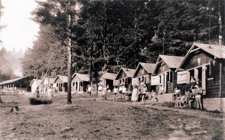 Uczestniczki obozu przed domkami. Lata 1953-1976