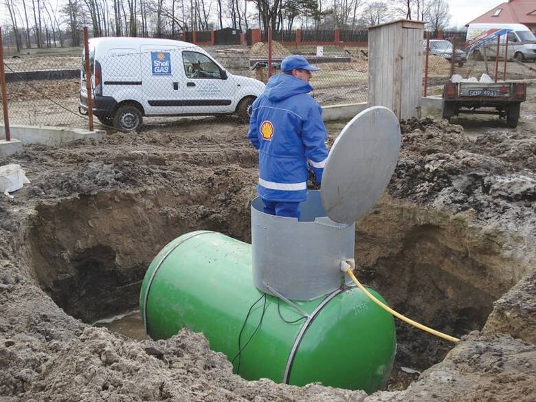 Zbiornik podziemny na gaz płynny musi być posadowiony na betonowym fundamencie i uziemiony.