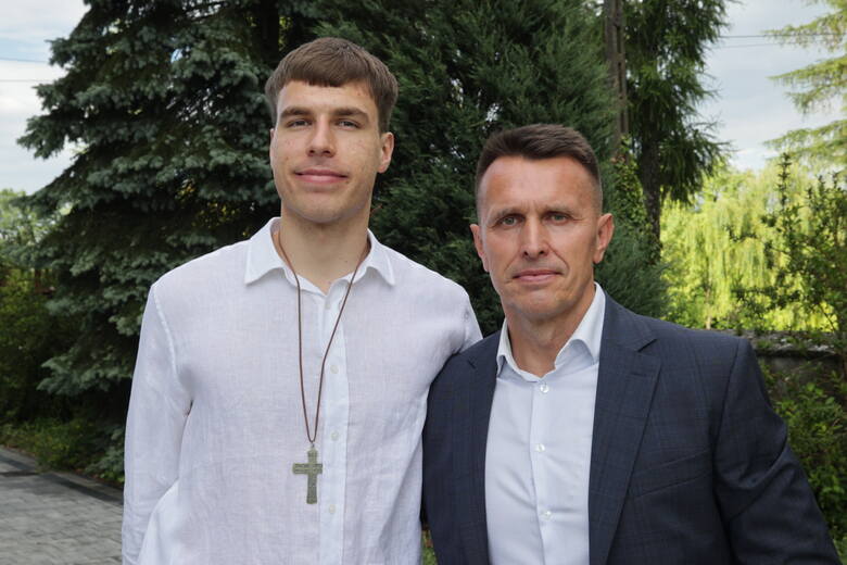 Trener Leszek Ojrzyński z synem Jakubem po bierzmowaniu w Piotrkowicach
