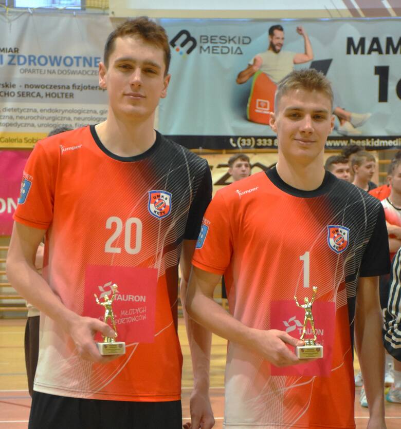 Liderzy kęckiej drużyny juniorskiej kęczanina; Jakub Klęczar (z lewej) i Miłosz Anioł, zdobywają także szlify w seniorskiej drużynie, walczącej na drugoligowych