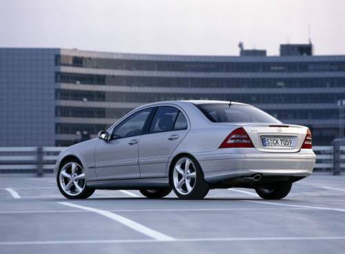 Fot. Mercedes-Benz: Znakomicie pracuje diesel Mercedesa o pojemności 2,2 l i mocy 150 KM. Zastosowano w nim układ common rail i wałki wyrównoważające,