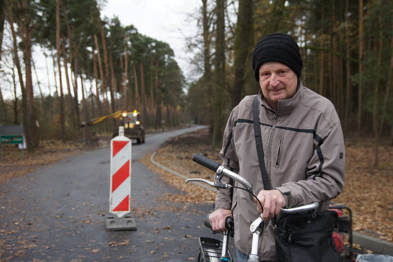Krzysztof Wichowski mówi, że nowa droga jest dla rowerów, ale chyba za droga jak na ścieżkę 