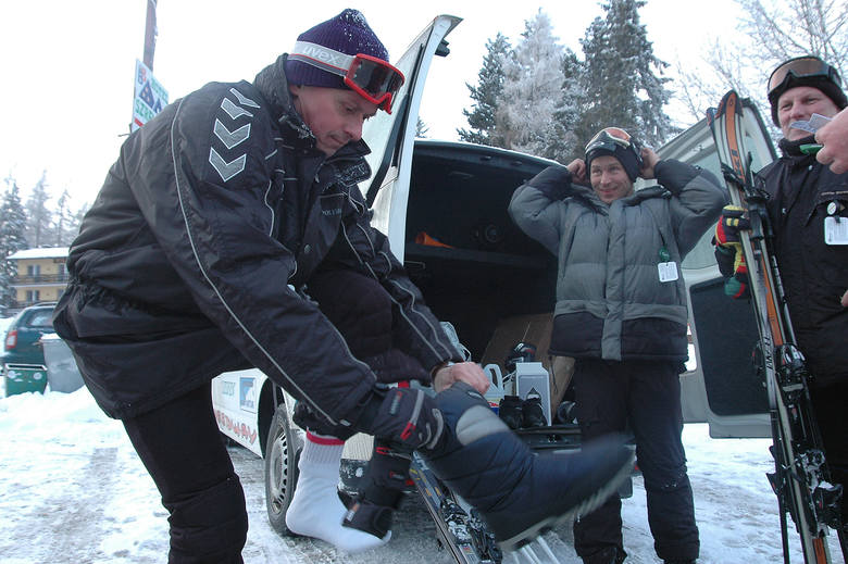 Obóz narciarski to już stały punkt przygotowań Stali. W lutym trener Stanisław Chomski (z prawej, obok opiekun młodzieży Piotr Paluch i fizjoterapeuta Jerzy Buczak) zabierze drużynę do Karpacza.