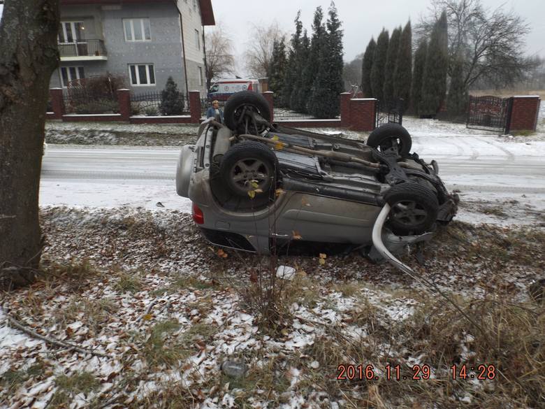 Wypadek w Drugni. Auto dachowało. Kobieta i jej 12-letni syn w szpitalu