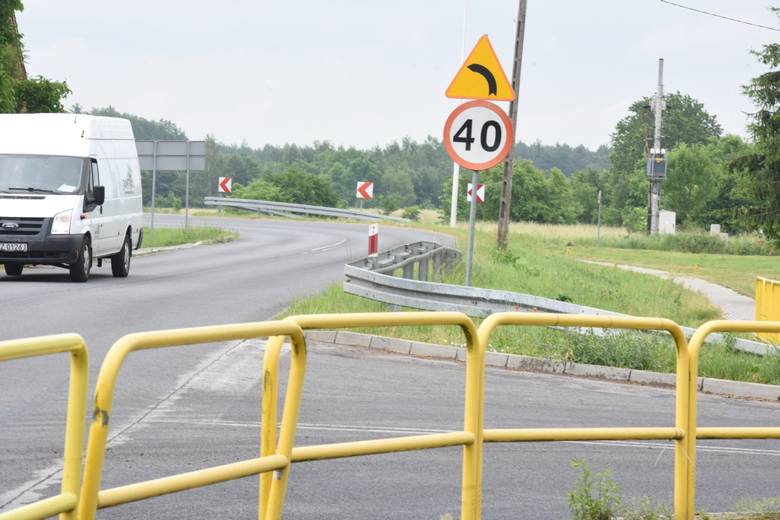 W Droszkowie mieszkańcy martwią się, że po uruchomieniu nowego mostu w Milsku ich miejscowość zostanie rozjechana przez samochody. Uchronić miała ich przed tym obwodnica