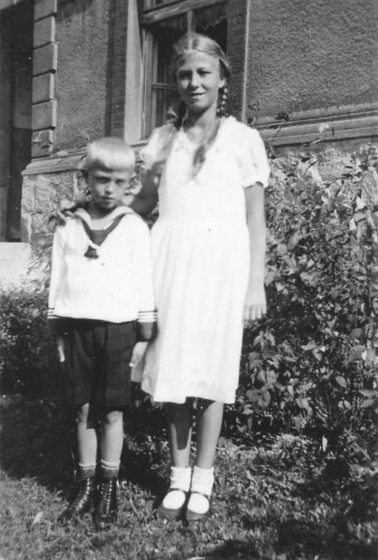 Heinz Piontek z siostrą Ilse przed domem w Kluczborku. Zdjęcie z 1932 roku.