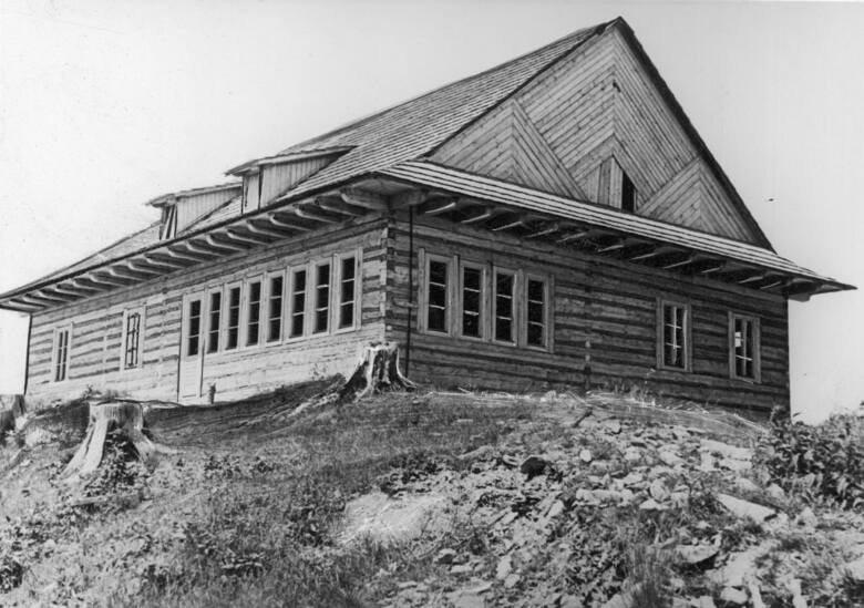 Schronisko Tatrzańskiego Towarzystwa Narciarzy na Lubaniu w Gorcach wybudowane 1937 roku. Spłonęło podpalone przez Niemców