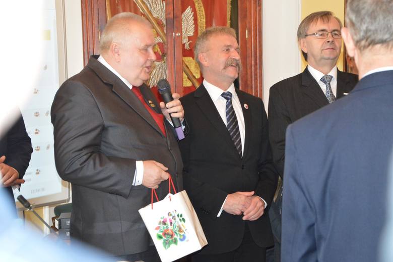 Władze Łowicza podziękowały byłym szefom zarządów osiedlowych Korabka i Dąbrowskiego [ZDJĘCIA]