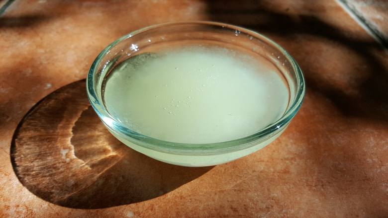Na bazie oleju kokosowego można stworzyć domowy płyn do demakijażu.