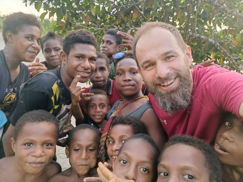Myśliwi z Okręgu Tarnobrzeg pomagają polskiej misji katolickiej w Papui-Nowej Gwinei. Chcą pomóc kupić silnik do łodzi. Po co?