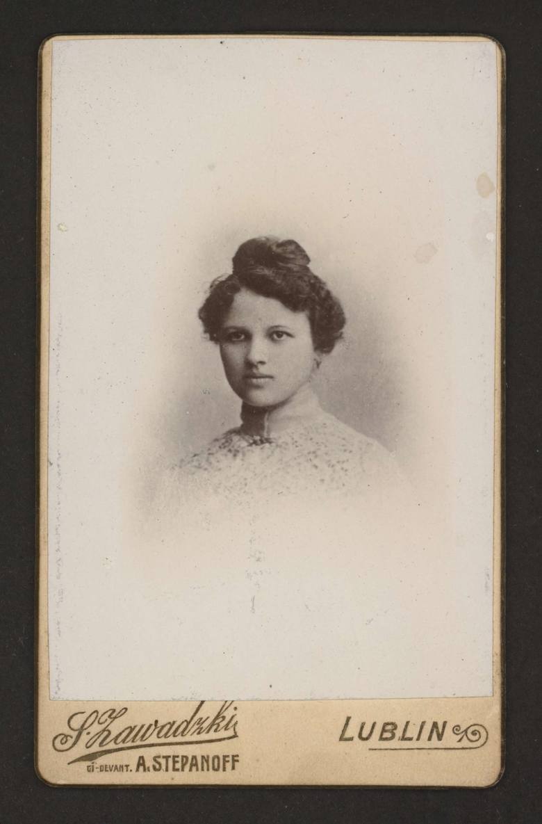Matylda Barszczewska (1883-1907). Zdjęcie powstało w zakładzie fotograficznym przejętym po śmierci Aleksandra Stepanowa przez jego uczniów. Początkowo funkcjonował pod nazwą „S. Zawadzki dawniej A. Stepanow”.