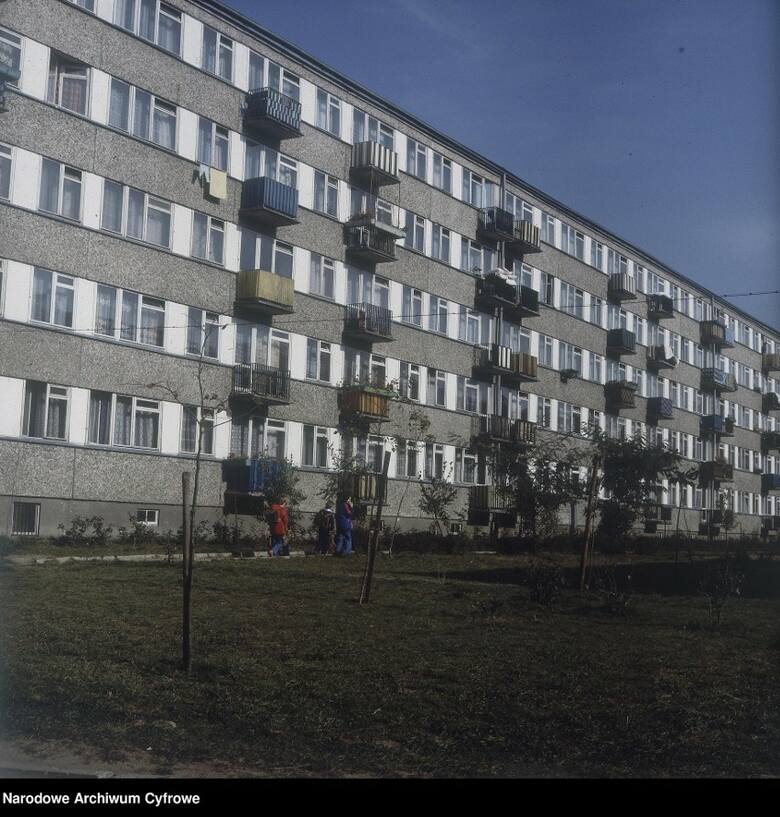 Blok mieszkalny. Widoczna grupa dzieci (1979/10/09)