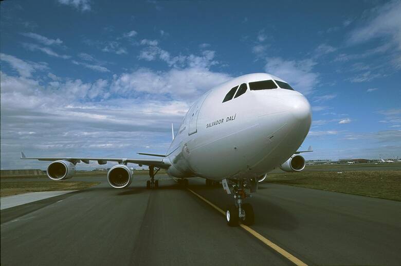 Samolot Airbus A340 stał na małym lotnisku we Francji przez cztery dni. Zdjęcie ilustracyjne