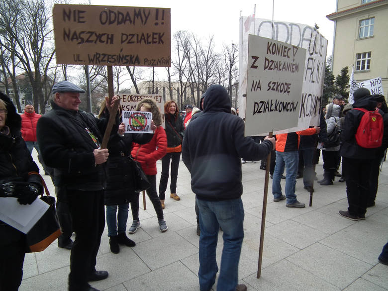 W lutym działkowcy pikietowali przed Urzędem Wojewódzkim w Poznaniu