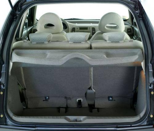 Fot. Nissan: Tylna kanapa w Nissanie również daje się przesuwać wzdłuż nadwozia. W zależności od jej położenia bagażnika ma objętość od 251 do 357 l
