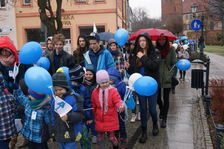 W zeszłym roku w marszu solidarnościowym z chorymi na autyzm wzięli udział dorośli i dzieci. 