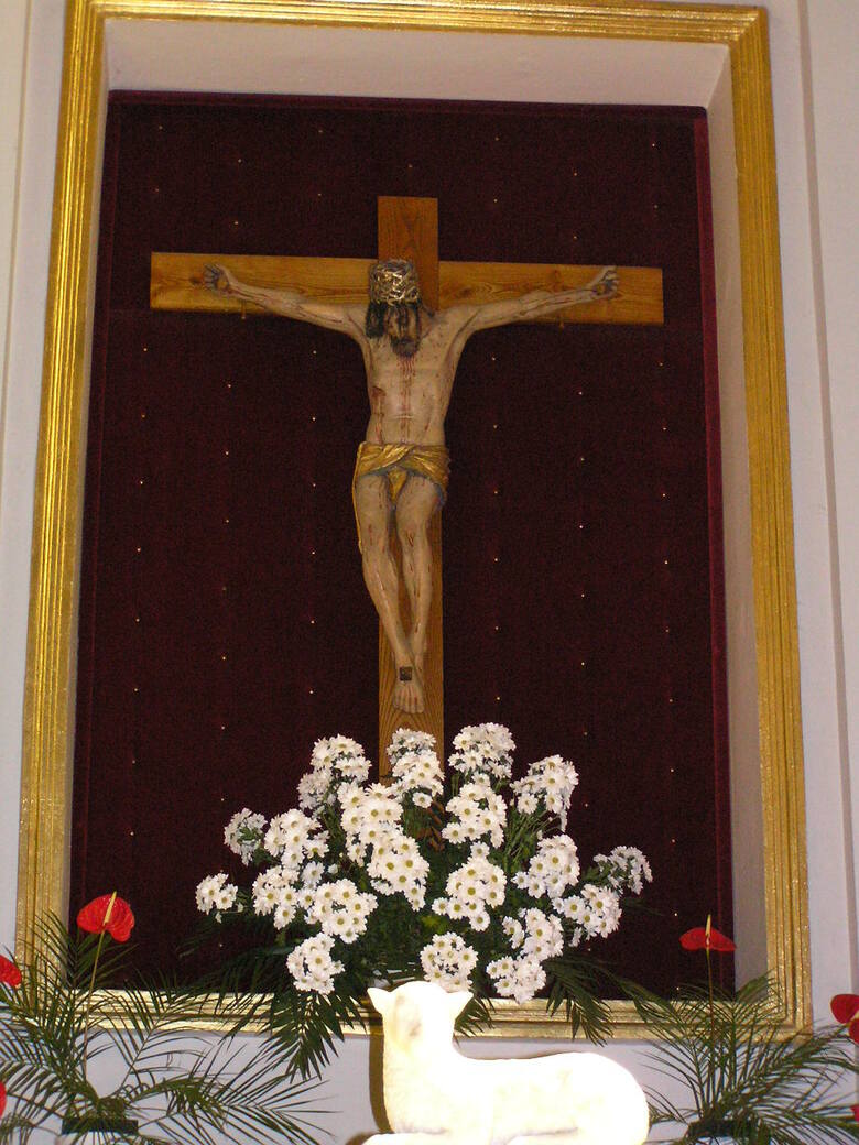 W kościele pokarmelickim w Kcyni znajduje się naturalnej wielkości figura Pana Jezusa Ukrzyżowanego z 1500 roku lub z początku XVI stulecia, która słynie