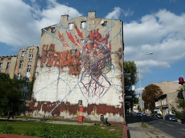 Dzieło polskiego artysty Lumpa można oglądać na ścianie kamienicy przy ul. Wólczańskiej 109. 