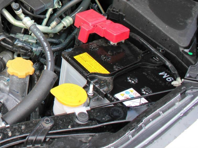 10 typowych, zimowych usterek samochoduChociaż producenci twierdzą inaczej, zdaniem mechaników żywotność dzisiejszych baterii to maksymalnie 4-5 lat.