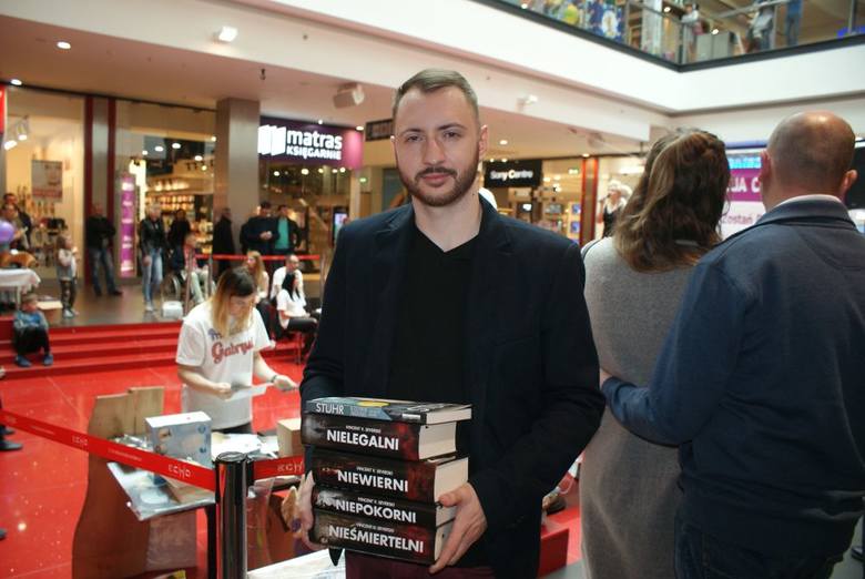 Kamil Korodos z firmy Podopharm wylicytował komplet powieści Vincent V. Severskiego, oraz książkę Jerzego Stuhra za, bagatela, 1000 złotych!