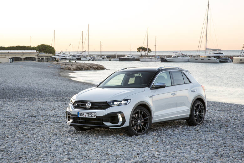 Wielu producentów korzysta z okazji i w momencie, gdy obecna generacja Volkswagena Golfa powoli schodzi z rynku w oczekiwaniu na następcę, promuje swoje