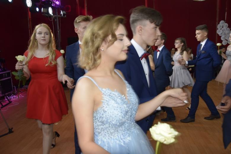 W piątek, 31 maja, absolwenci ostatnich klas gimnazjalnych dawnego Gimnazjum nr 3 w Skierniewicach (obecnie Szkoła Podstawowa nr 2) rozpoczęli ostatni już Bal Gimnazjalisty. Bal tradycyjnie rozpoczął się polonezem, który tańczyli absolwenci pięciu klas.