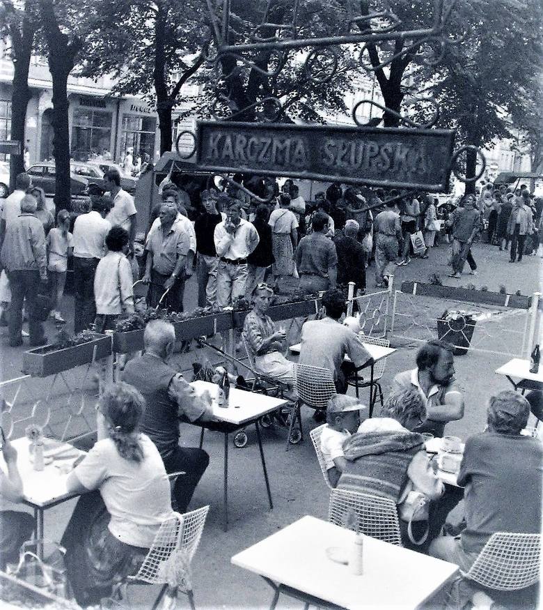 Sierpień 1990 r., ogródek gastronomiczny „Karczmy Słupskiej” na deptaku al. Wojska Polskiego