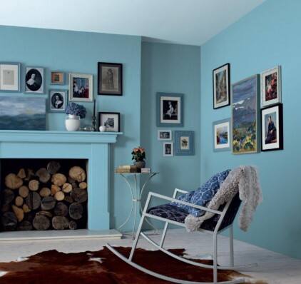 Niebieski kolor sprzyja relaksowi. Dlatego jeśli lubicie ten kolor, możecie wykorzystać go do pomalowania salonu.