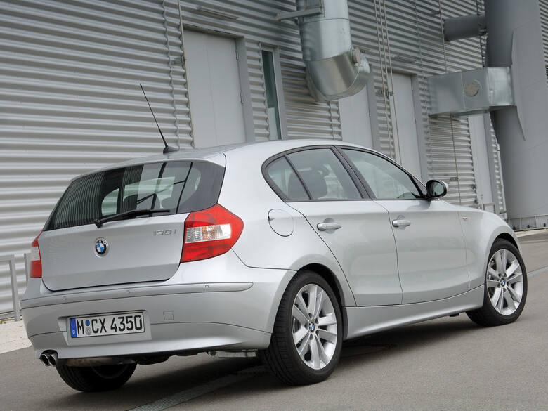 BMW 1 (2004-2007)Ten model to przystępny cenowo przedstawiciel klasy premium. Jest niewielki i trochę przyciasny, ale to jednak BMW – szybkie, dopracowane