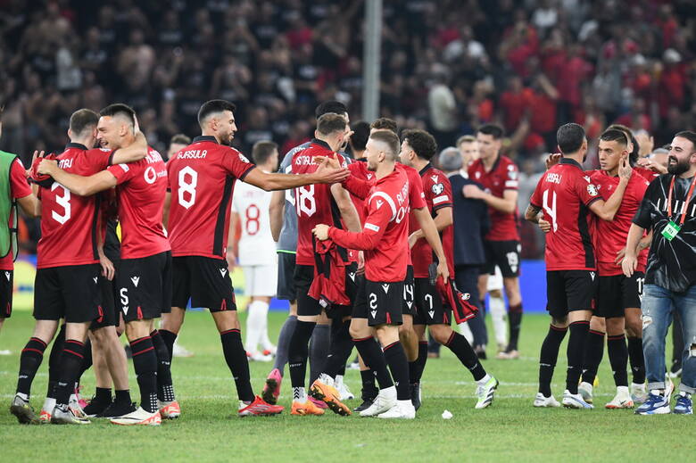 Albańscy piłkarze fetują zwycięstwo nad Polską