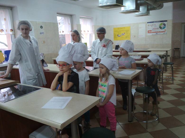 Uczniowie Szkoły Podstawowej w Mastkach na warsztatach kulinarnych w ZSP nr 2 w Łowiczu [ZDJĘCIA]