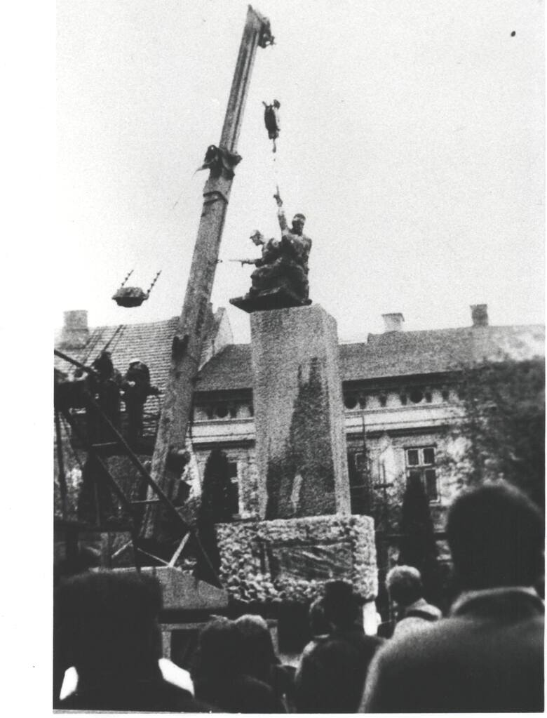 Tzw. „Pomnik Wdzięczności”, w 1969 r. postawiono na placu Armii Czerwonej, dziś pl. Jana Pawła II. W latach 90. ub. wieku trafił na cmentarz wojskowy.