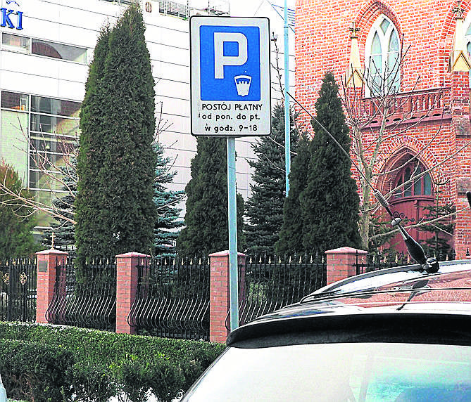 Znak na środku płatnego parkingu przy ul. Mickiewicza - Asnyka 