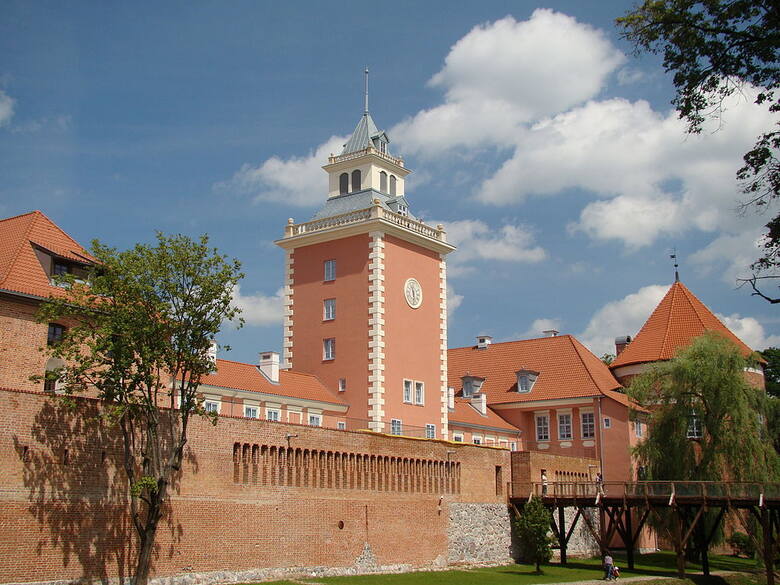 Zamek biskupi w Lidzbarku Warmińskim to perła Warmii - w wysokim zamku jest muzeum, a na przedzamczu luksusowy hotel