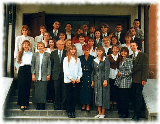 Pierwsi absolwenci XVI LO opuścili mury szkoły w 1995 roku