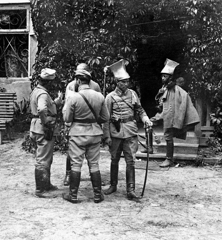 „Siódemka Beliny” w pełnym składzie i podczas swej pierwszej akcji w dworze w Goszycach, sierpień 1914 r.