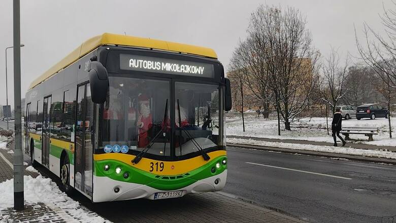 Mikołajkowy autobus na ulicach Zielonej Góry - zdjęcia archiwalne z 2021