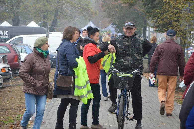 300 kamizelek odblaskowych rozdano na miejskiej targowicy w Łowiczu [ZDJĘCIA]