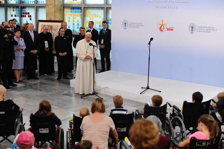 ŚDM 2016. Papież Franciszek odwiedził szpital dziecięcy w Krakowie-Prokocimiu [ZDJĘCIA, WIDEO]