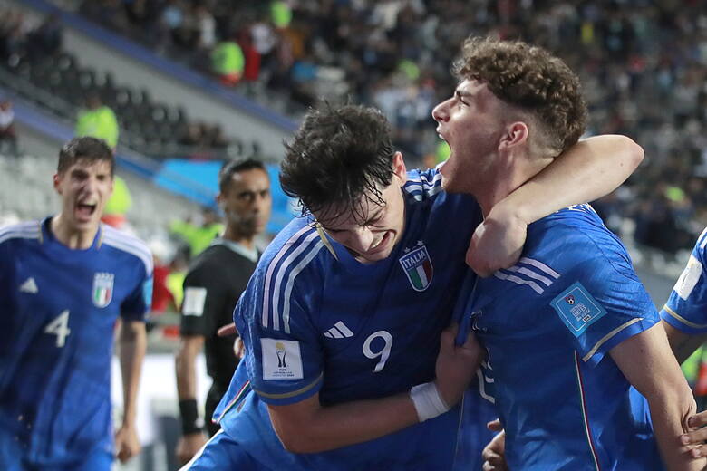 Simone Pafundi fetuje z Dane Scarlettem (nr 9) zdobycie zwycięskiej bramki w meczu Włochy - Korea Południowa (2:1)