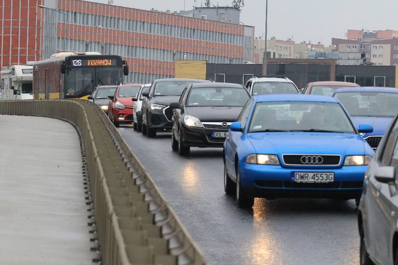 Wypadek BMW na estakadzie Klecińskiej. Ogromne korki