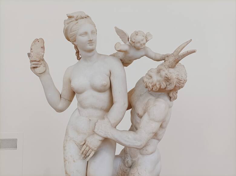 Posąg Afrodyty i satyra