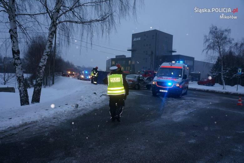 Tragiczny wypadek w Mikołowie. Kierowca BMW nie ustąpił pierwszeństwa kierowcy fiata. W wypadku zginął 47-letni pasażer fiata.