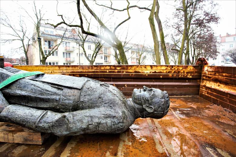 Przewrócono pomnik ks. Henryka Jankowskiego w Gdańsku 21.02.2019. Trzej mężczyźni zrobili to, aby 