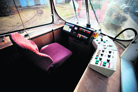 Odśnieżarka ma dwie kabiny motorniczego, dlatego<br>tramwaj może kursować bez zawracania na pętli.