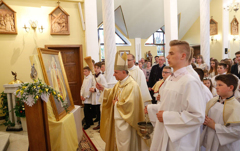 Wprowadzenie relikwii Jana Pawła II do kościoła parafialnego w Zagorzycach Dolnych.