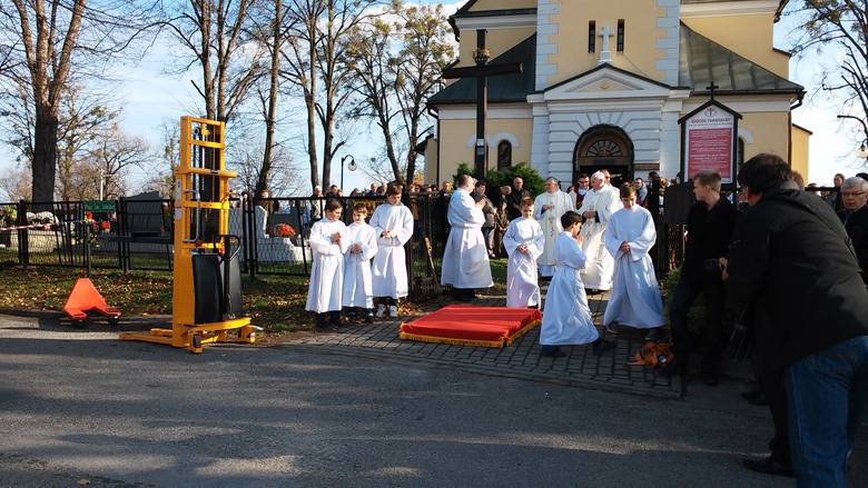 Simoradz: Zrabowany w czasie wojny dzwon wrócił dzisiaj do parafii [FOTORELACJA]
